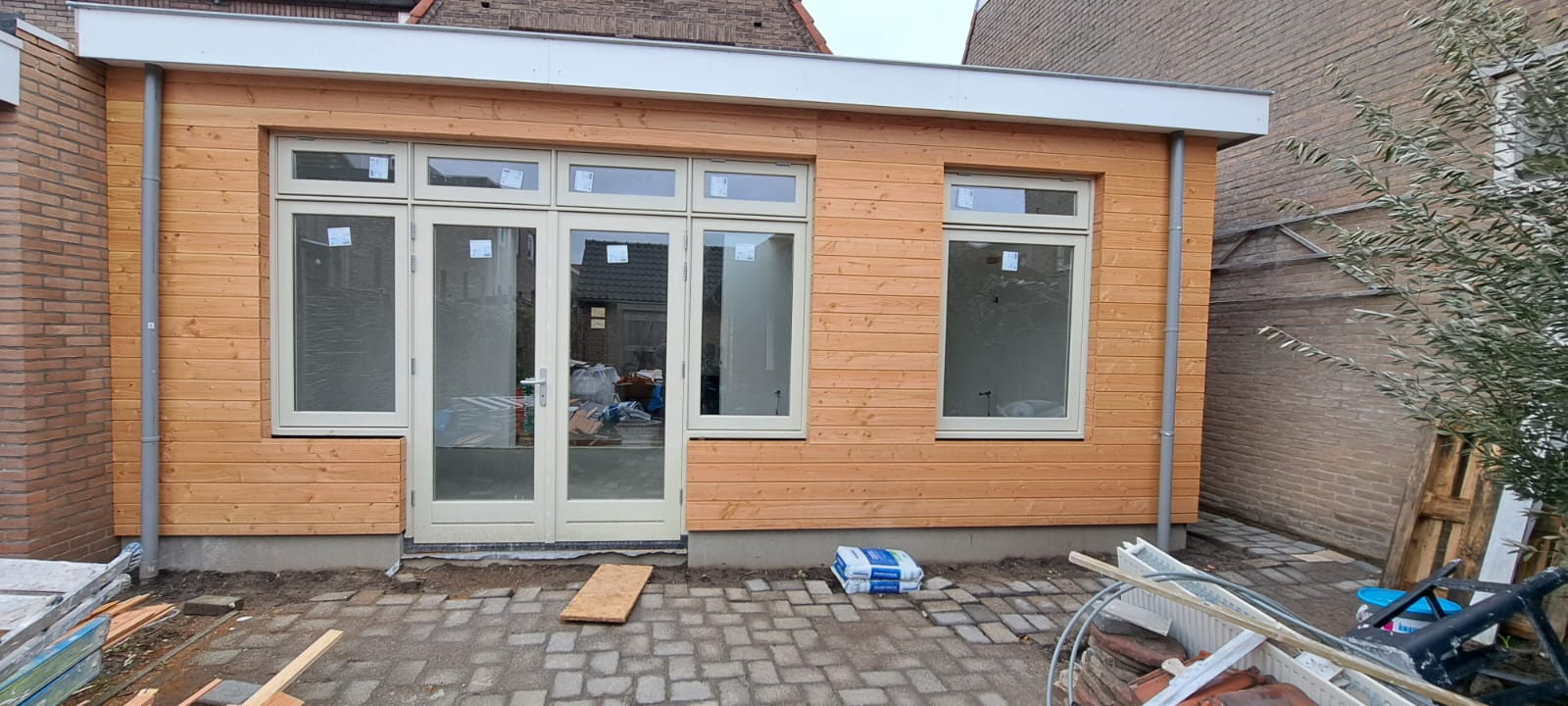 Afgewerkte aanbouw met grote glaspartij en veel licht